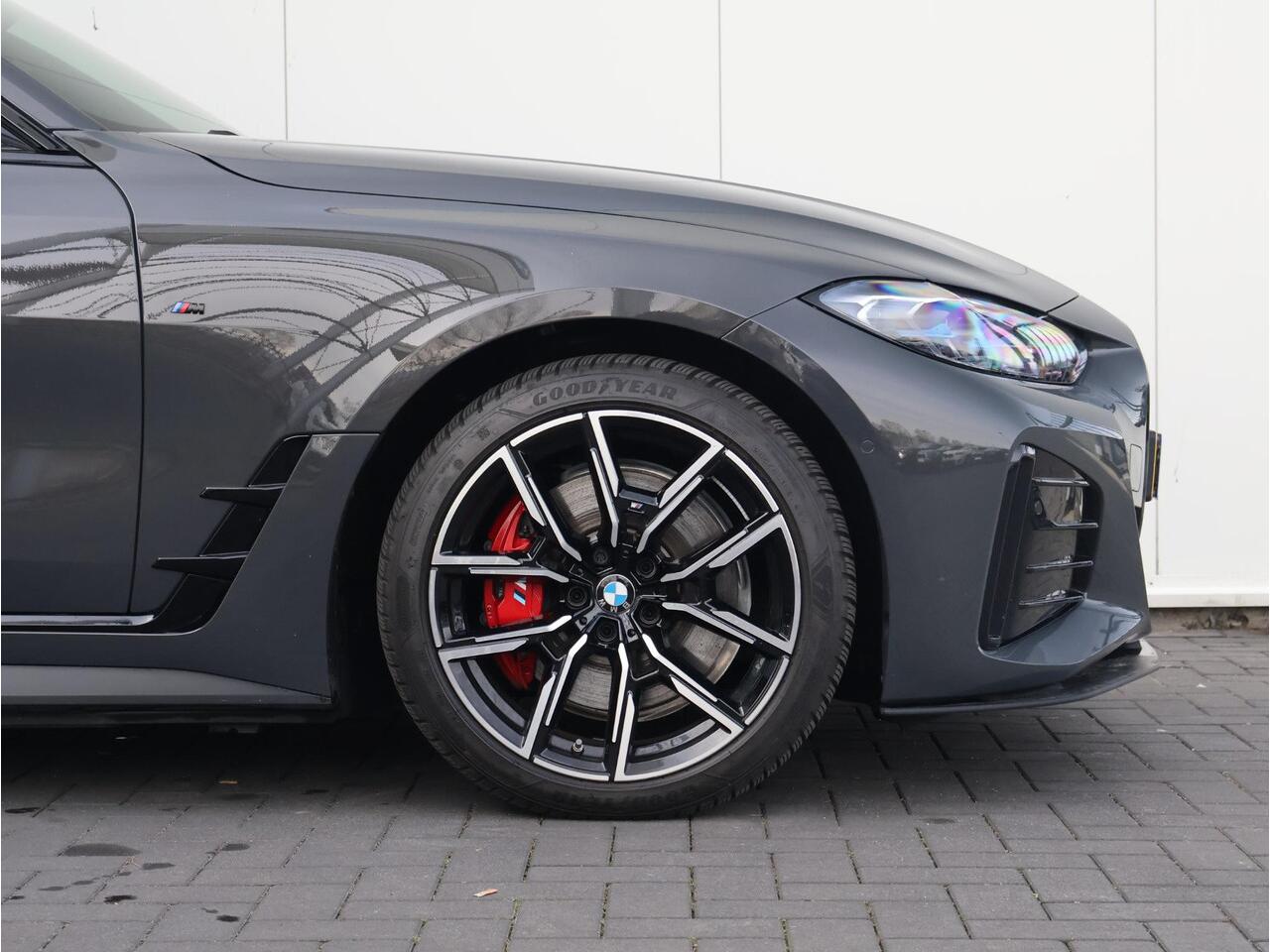 BMW i4 M50 84 kWh / Schuif - Kanteldak / Harman Kardon / Elektrische Verstelbare Stoelen / M-Stoelen / 19'' /