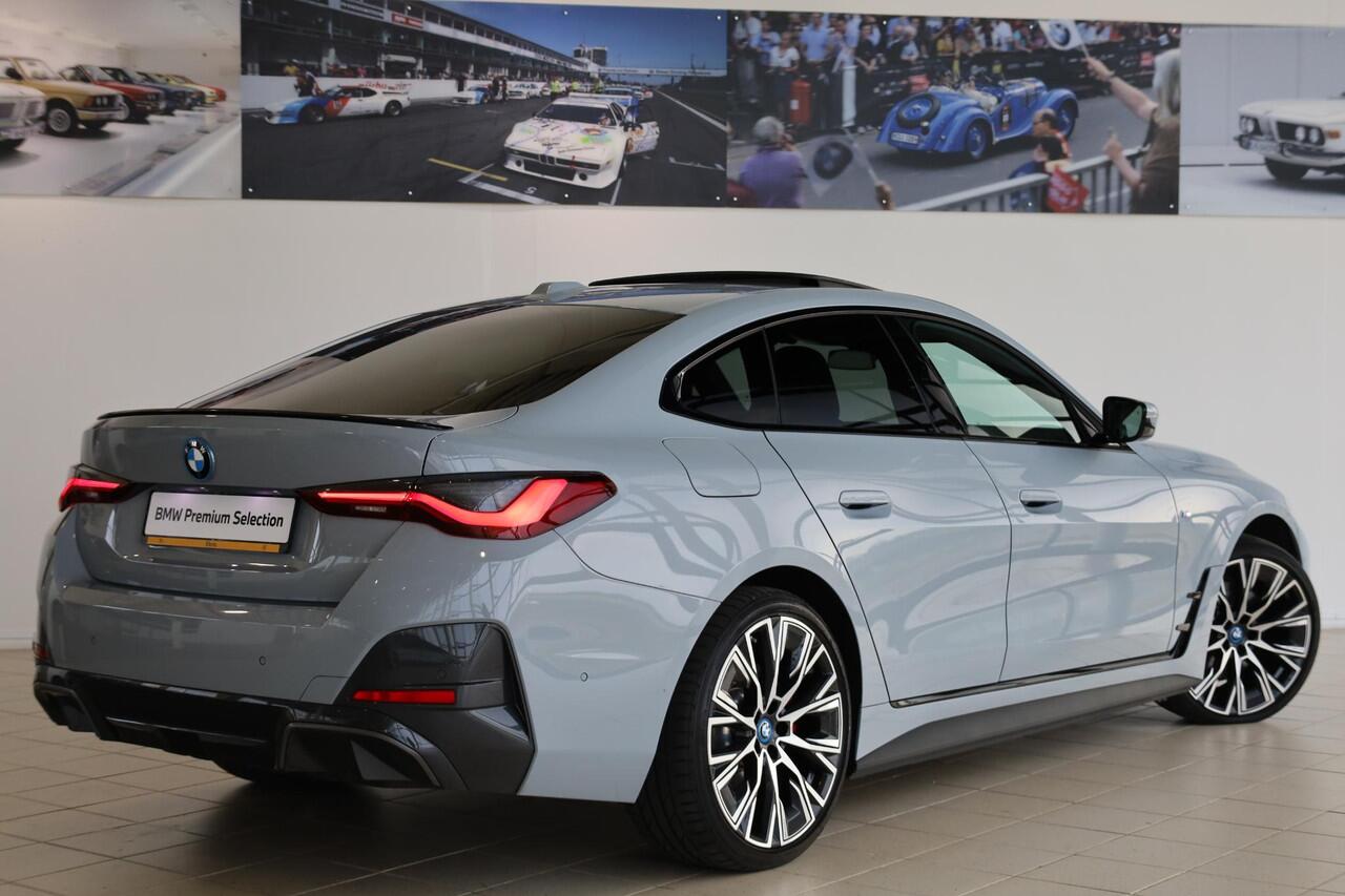 BMW i4 eDrive40 | M Sportpakket Pro | Head-Up Display | Harman/Kardon | Panorama Dak | Stoel- en Stuurverwarming