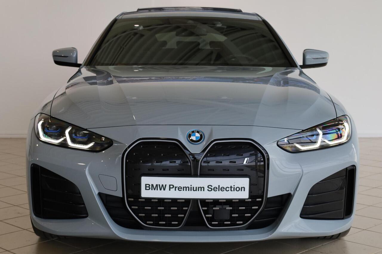 BMW i4 eDrive40 | M Sportpakket Pro | Head-Up Display | Harman/Kardon | Panorama Dak | Stoel- en Stuurverwarming