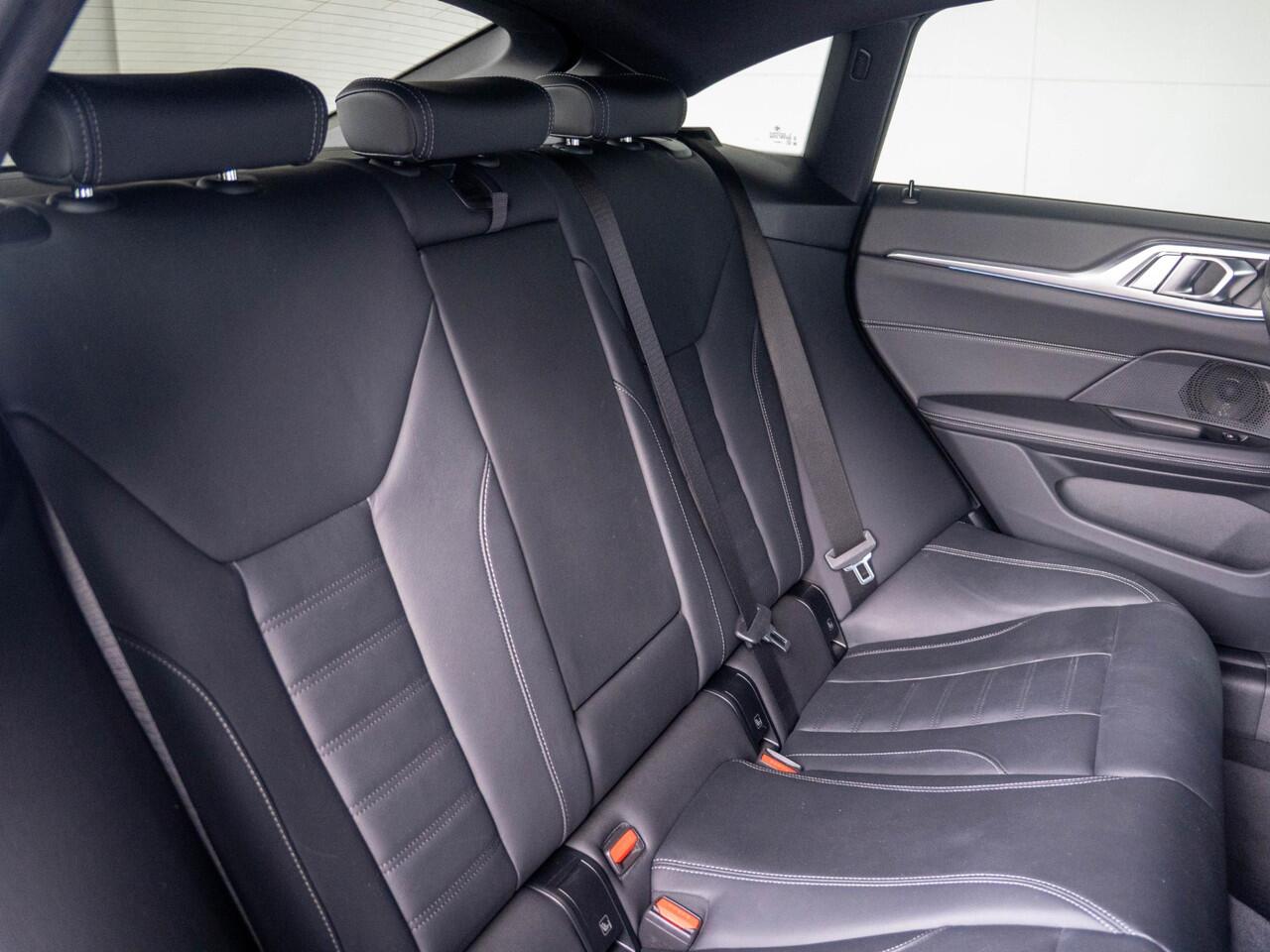 BMW i4 eDrive40 | M Sport | Stoelverwarming | Schuif-/kanteldak | Active Cruise Control | Parking Assistant Plus | 19''