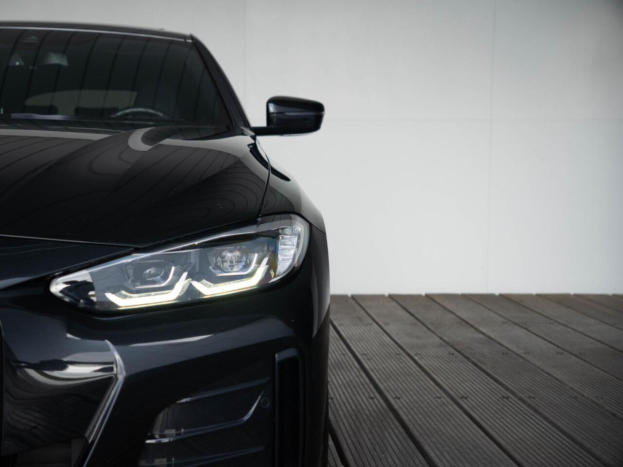 BMW i4 eDrive40 | M Sport | Stoelverwarming | Schuif-/kanteldak | Active Cruise Control | Parking Assistant Plus | 19''