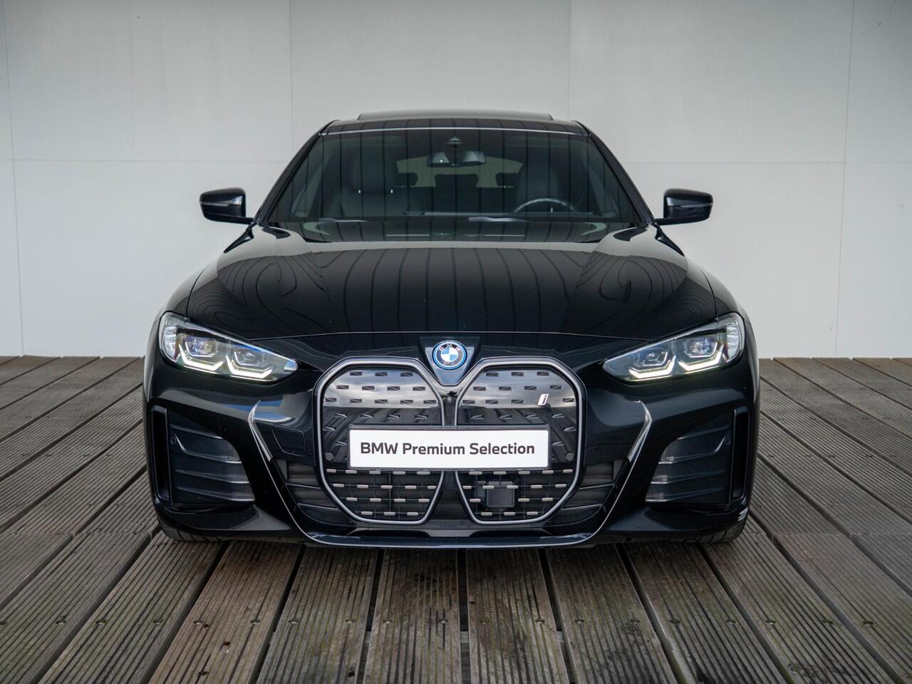 BMW i4 eDrive40 | M Sport | Stoelverwarming | Schuif-/kanteldak | Active Cruise Control | Parking Assistant Plus | 19''