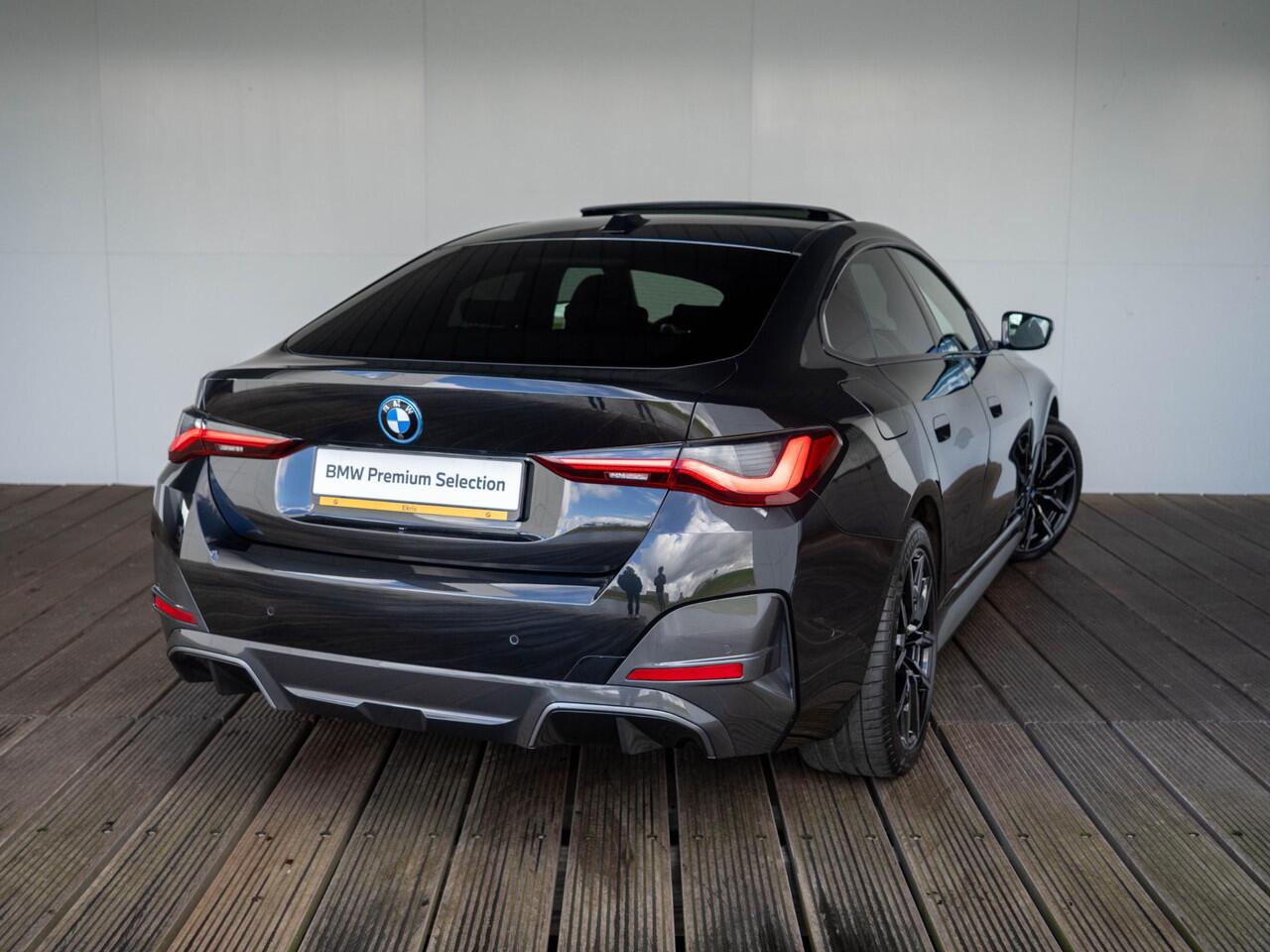 BMW i4 eDrive40 | M Sport | Stoelverwarming | Schuif-/kanteldak | Active Cruise Control | Parking Assistant Plus | 19''