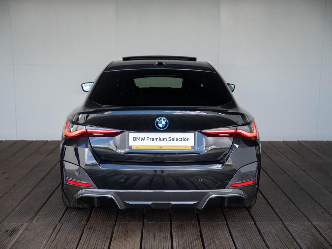 BMW i4 eDrive40 | M Sport | Stoelverwarming | Schuif-/kanteldak | Active Cruise Control | Parking Assistant Plus | 19''