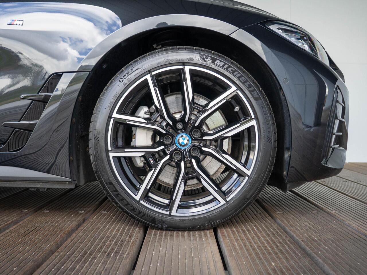 BMW i4 eDrive40 | M Sport | Stoelverwarming | Schuif-/kanteldak | Active Cruise Control | Parking Assistant Plus | 19''