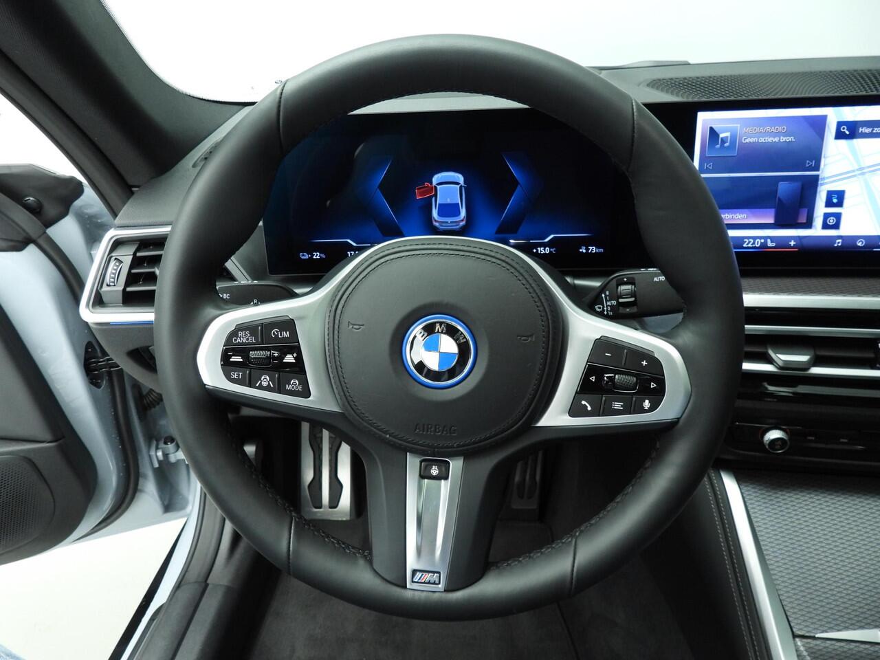 BMW i4 Gran Coupé eDrive35 M-Sportpakket | LED | Leder | HUD | Schuifdak | Active cruise | Sportstoelen | DAB | Hifi speakers | Alu 18 inch