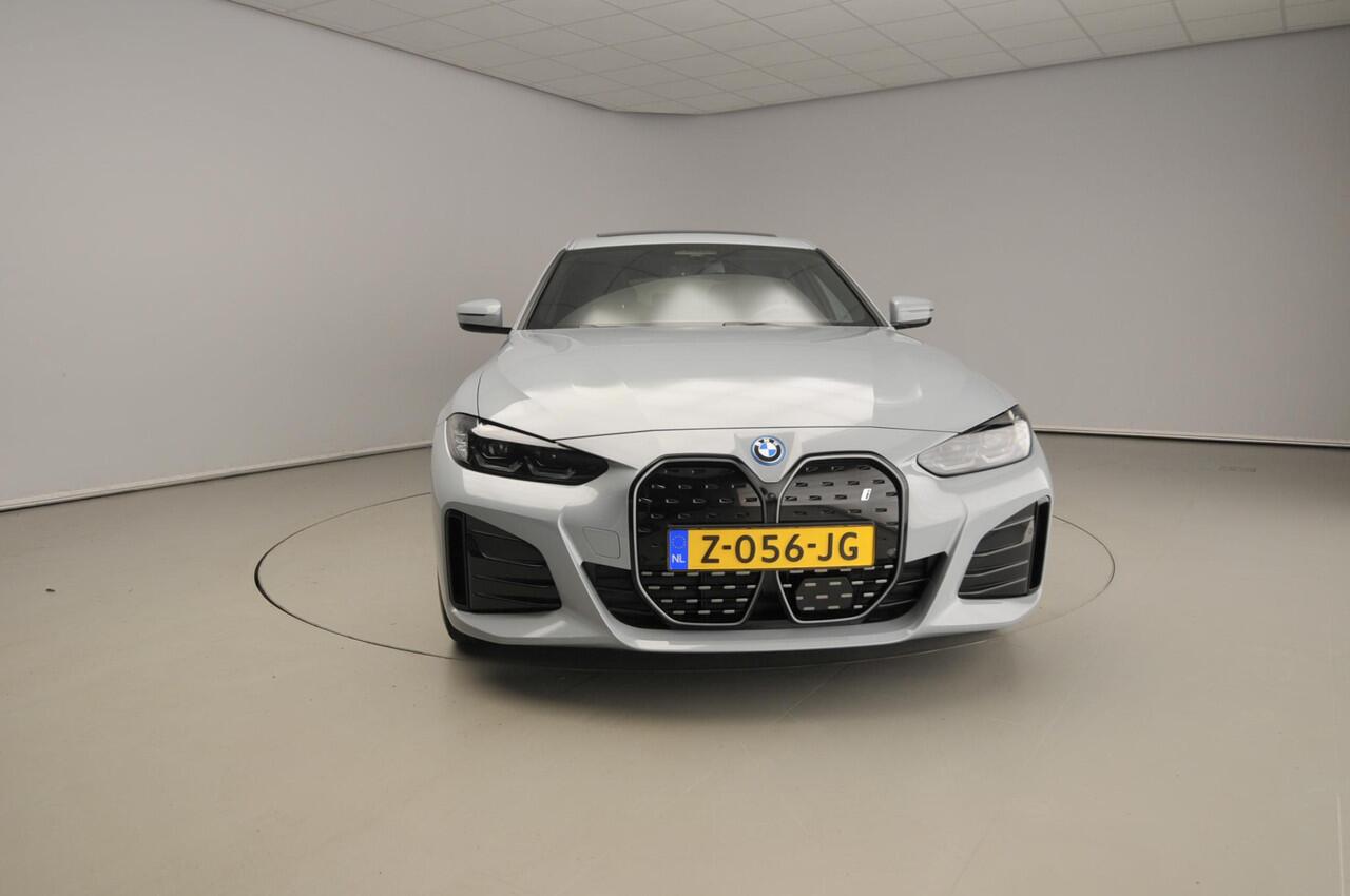 BMW i4 Gran Coupé eDrive35 M-Sportpakket | LED | Leder | HUD | Schuifdak | Active cruise | Sportstoelen | DAB | Hifi speakers | Alu 18 inch
