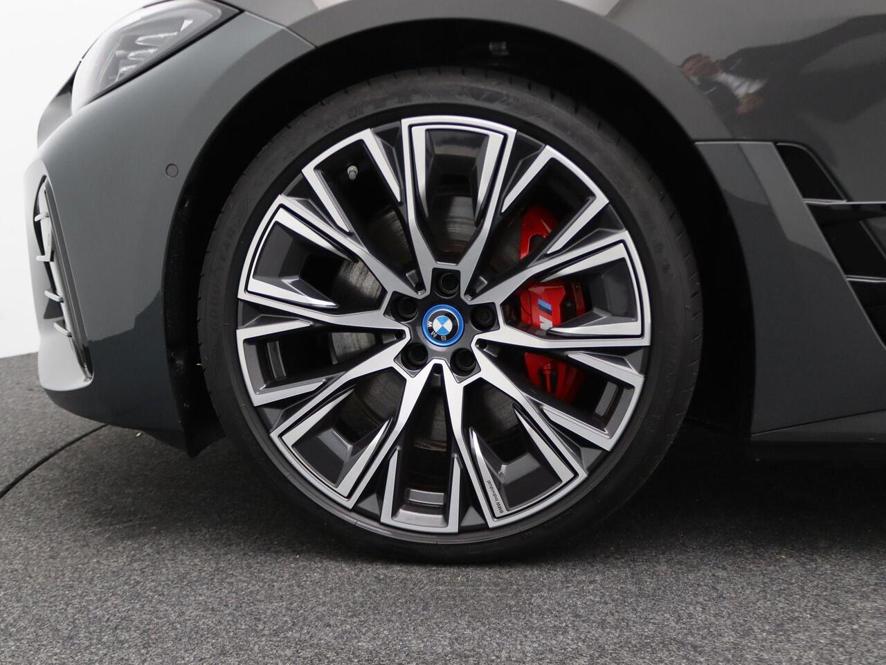 BMW i4 M50 High Executive | M Sportpakket Pro | Safety Pack | BMW Personal CoPilot Pack | Stuurwielrand Verwarmd | M Adaptief Onderstel | Schuifdak | Driving Assistant Professional | Harman Kardon | 20''