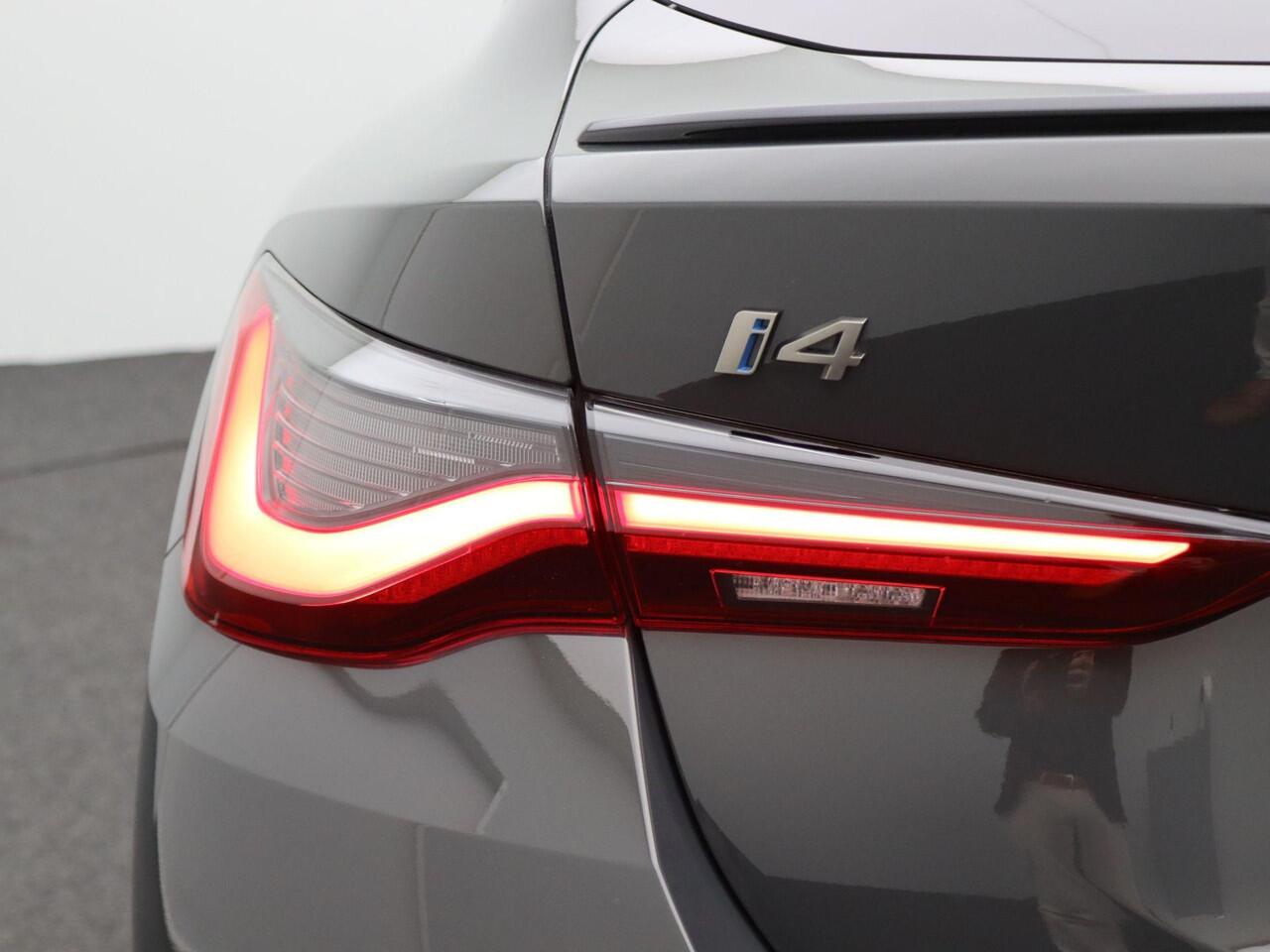 BMW i4 M50 High Executive | M Sportpakket Pro | Safety Pack | BMW Personal CoPilot Pack | Stuurwielrand Verwarmd | M Adaptief Onderstel | Schuifdak | Driving Assistant Professional | Harman Kardon | 20''