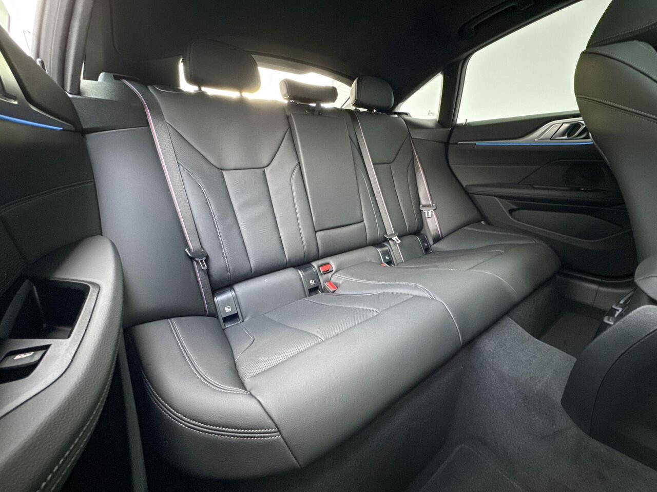 BMW i4 xDrive40 M-Sport Pro / Glazen Schuifdak / Comfort Acces / Adaptieve LED Koplampen / Trekhaak Elektrisch Wegklapbaar / Getinte Ramen / 19"