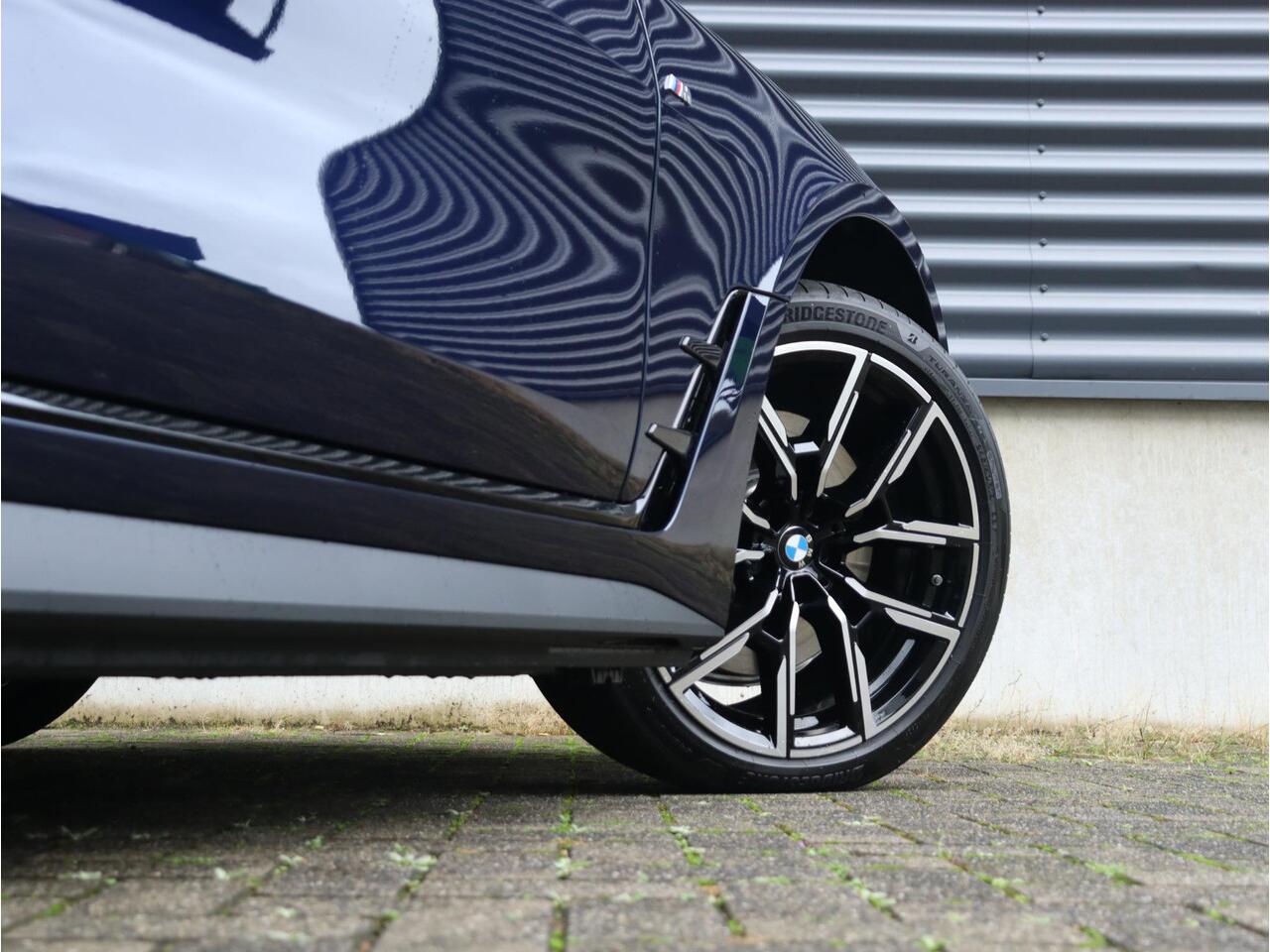 BMW i4 eDrive40 | High Executive | M Sportpakket Pro | Panodak | Driving Assistant Prof. | Head-Up | Laserlight | Harman Kardon | Parking Assistant Plus | Comfort Access | 19'' LMV