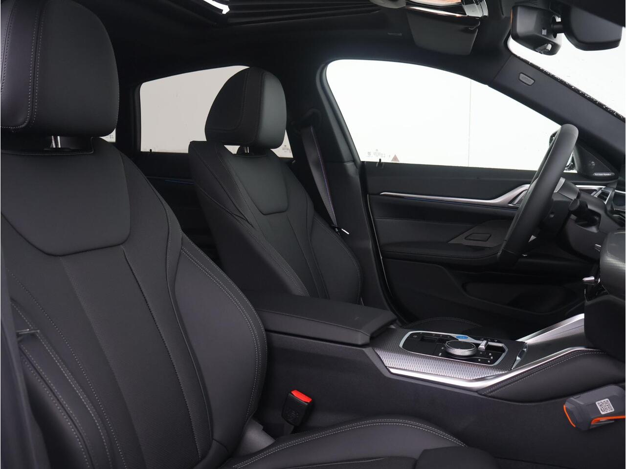 BMW i4 eDrive40 M Sport Edition 84 kWh M Sportpakket Pro/ Stuurwielrand verwarmd/ Comfort Access/ Elektrische Trekhaak/ Stoelverwarming/ Harman-Kardon/ Driving Assistant Professional/