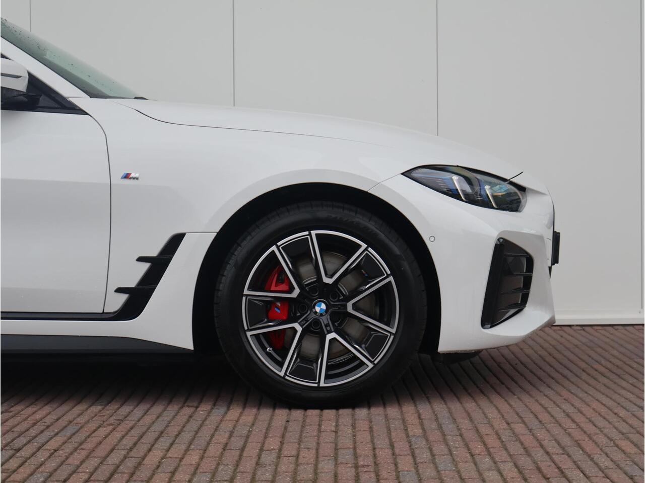 BMW i4 eDrive40 M Sport Edition 84 kWh M Sportpakket Pro/ Stuurwielrand verwarmd/ Comfort Access/ Elektrische Trekhaak/ Stoelverwarming/ Harman-Kardon/ Driving Assistant Professional/