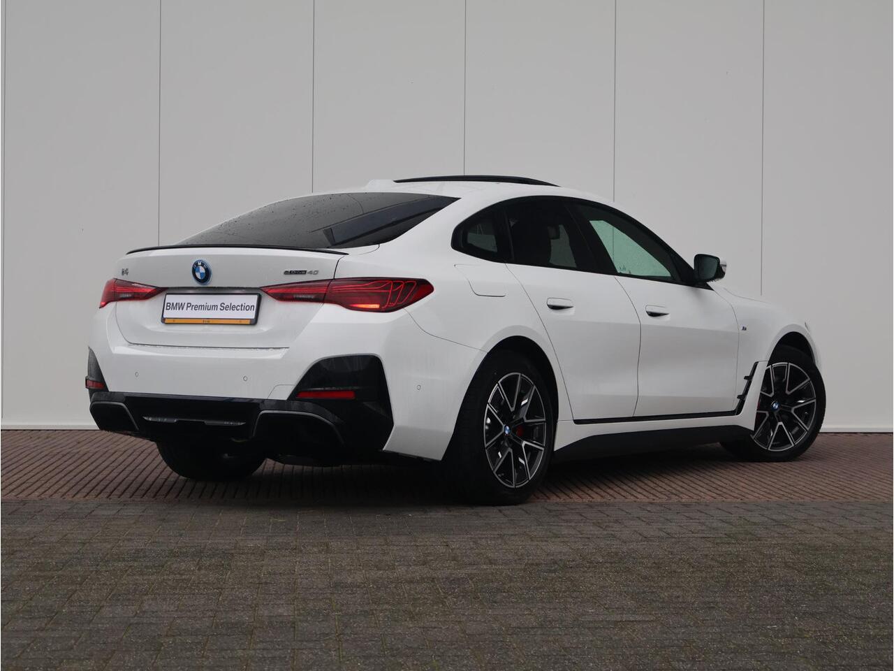 BMW i4 eDrive40 M Sport Edition 84 kWh M Sportpakket Pro/ Stuurwielrand verwarmd/ Comfort Access/ Elektrische Trekhaak/ Stoelverwarming/ Harman-Kardon/ Driving Assistant Professional/