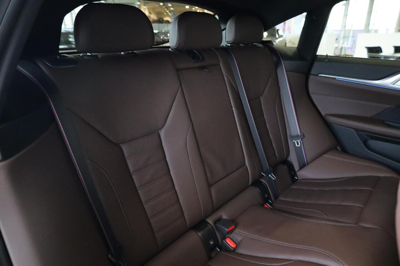 BMW i4 M50 | M Sportpakket Pro | Schuifdak | Stoelverwarming | Achteruitrijcamera |