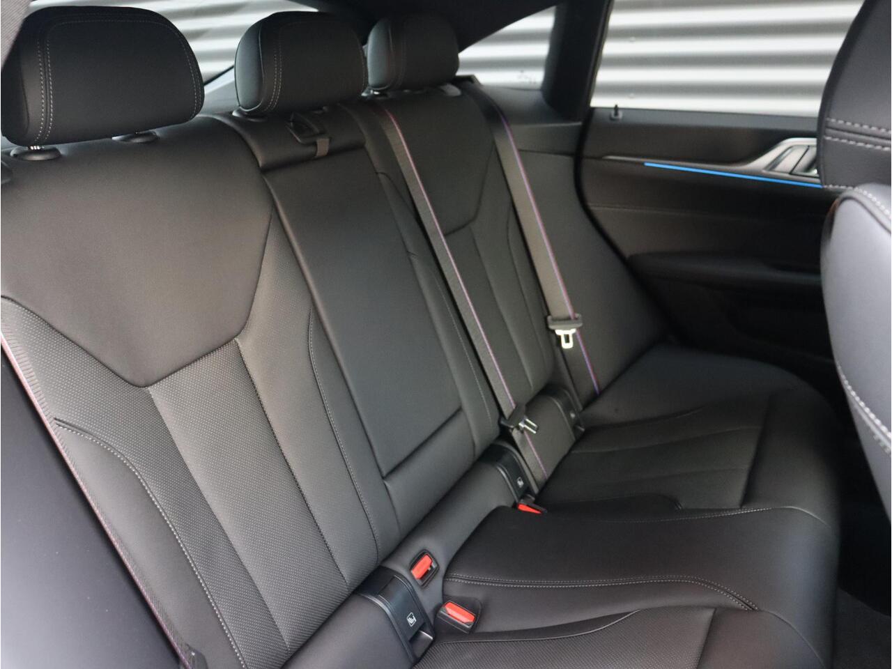 BMW i4 eDrive40 M Sport Edition | M Sportpakket Pro | Innovation Pack | Comfort Pack | Trekhaak