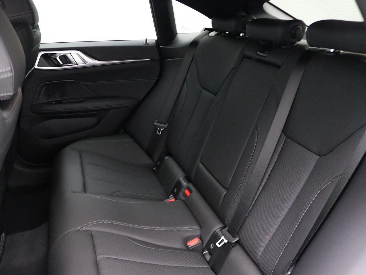 BMW i4 eDrive35 M Sportpakket | M Sport Edition | Innovation Pack | Comfort Pack | Stuurwielrand Verwarmd | Trekhaak | Active Cruise Control | DAB | HiFi | 18'' | Ekris Selection