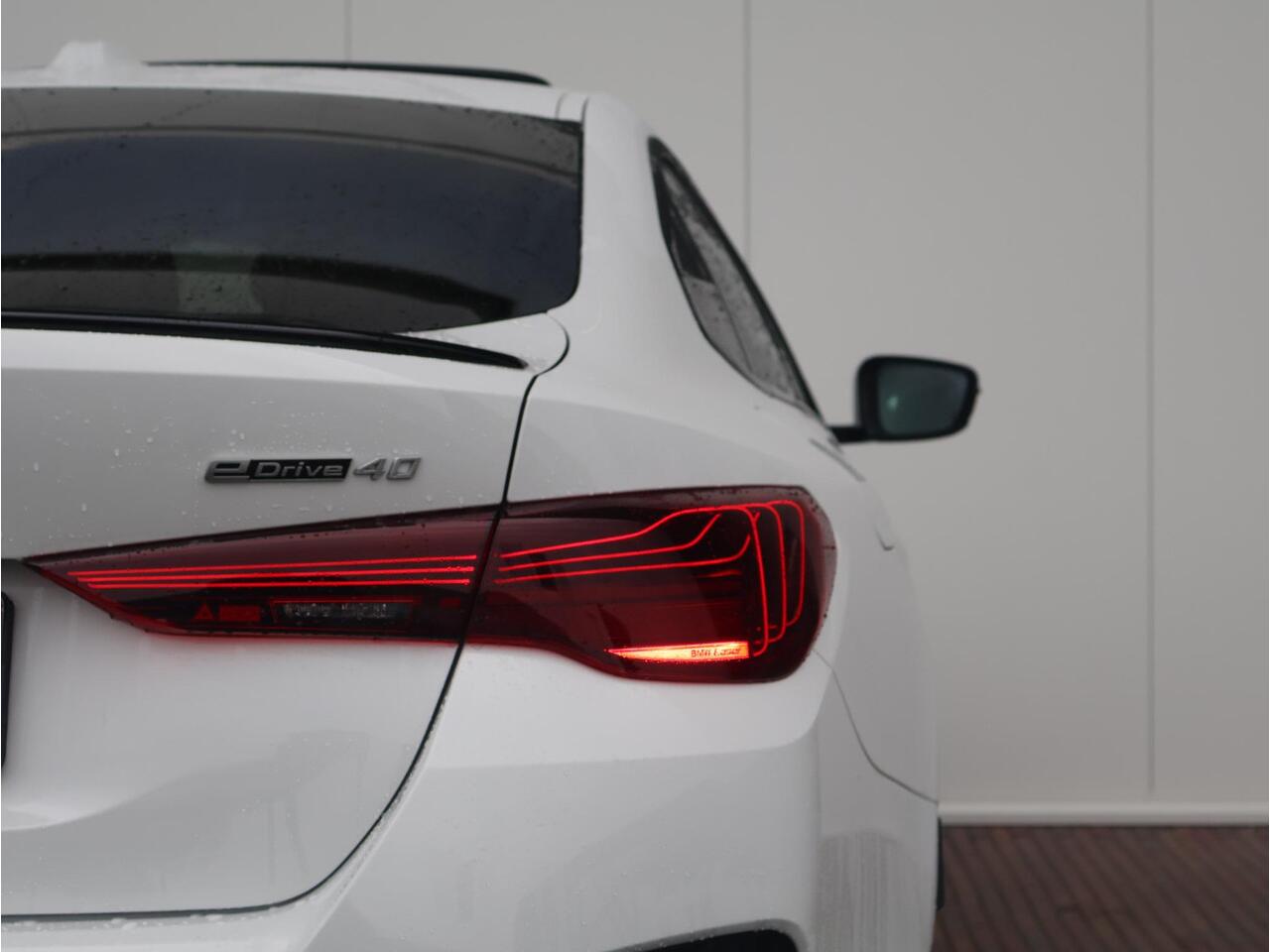 BMW i4 eDrive40 M Sport Edition 84 kWh M Sportpakket Pro | Stuurwielrand verwarmd | Comfort Access | Elektrische Trekhaak | Stoelverwarming | Harman-Kardon | Driving Assistant Professional | Ekris Selection