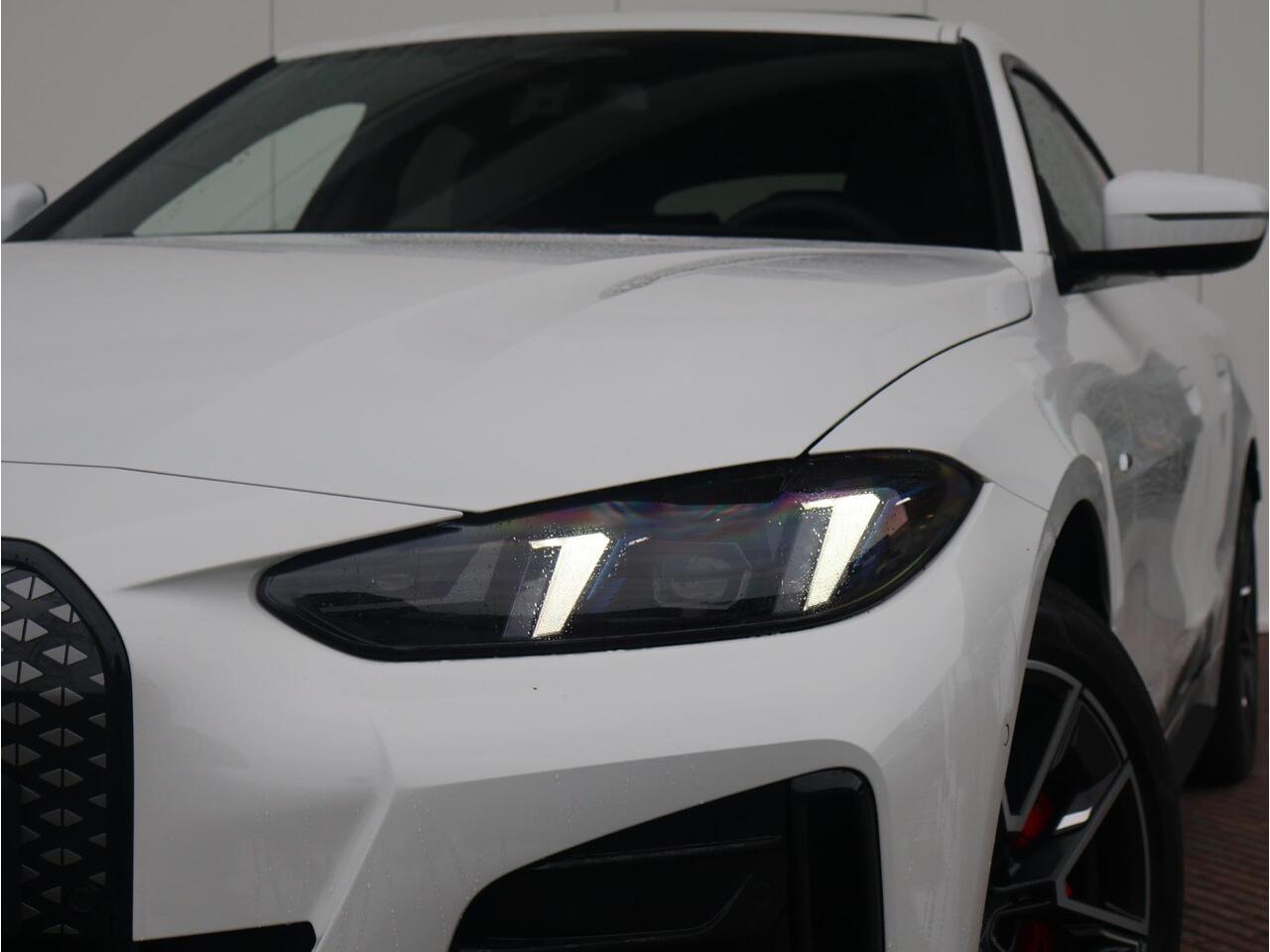 BMW i4 eDrive40 M Sport Edition 84 kWh M Sportpakket Pro | Stuurwielrand verwarmd | Comfort Access | Elektrische Trekhaak | Stoelverwarming | Harman-Kardon | Driving Assistant Professional | Ekris Selection