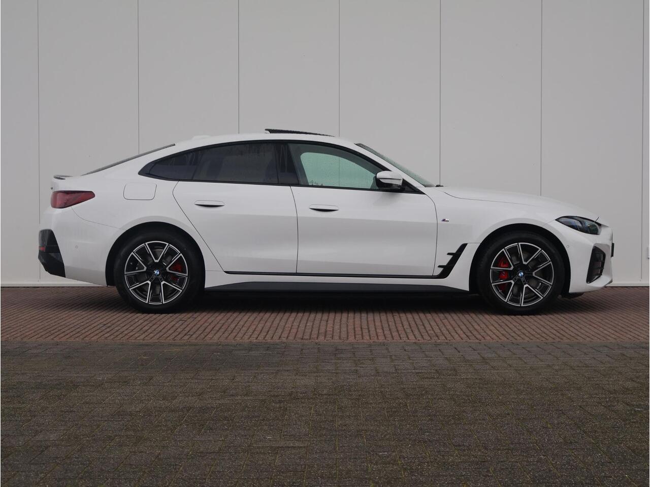 BMW i4 eDrive40 M Sport Edition 84 kWh M Sportpakket Pro | Stuurwielrand verwarmd | Comfort Access | Elektrische Trekhaak | Stoelverwarming | Harman-Kardon | Driving Assistant Professional | Ekris Selection