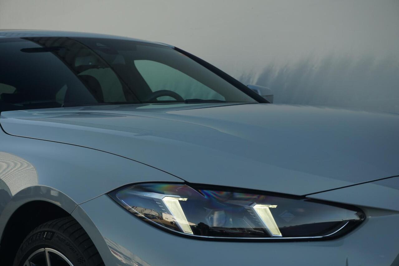 BMW i4 eDrive35 M Sportpakket 19'' / Schuif-/kanteldak / HiFi System / M Sportremsysteem