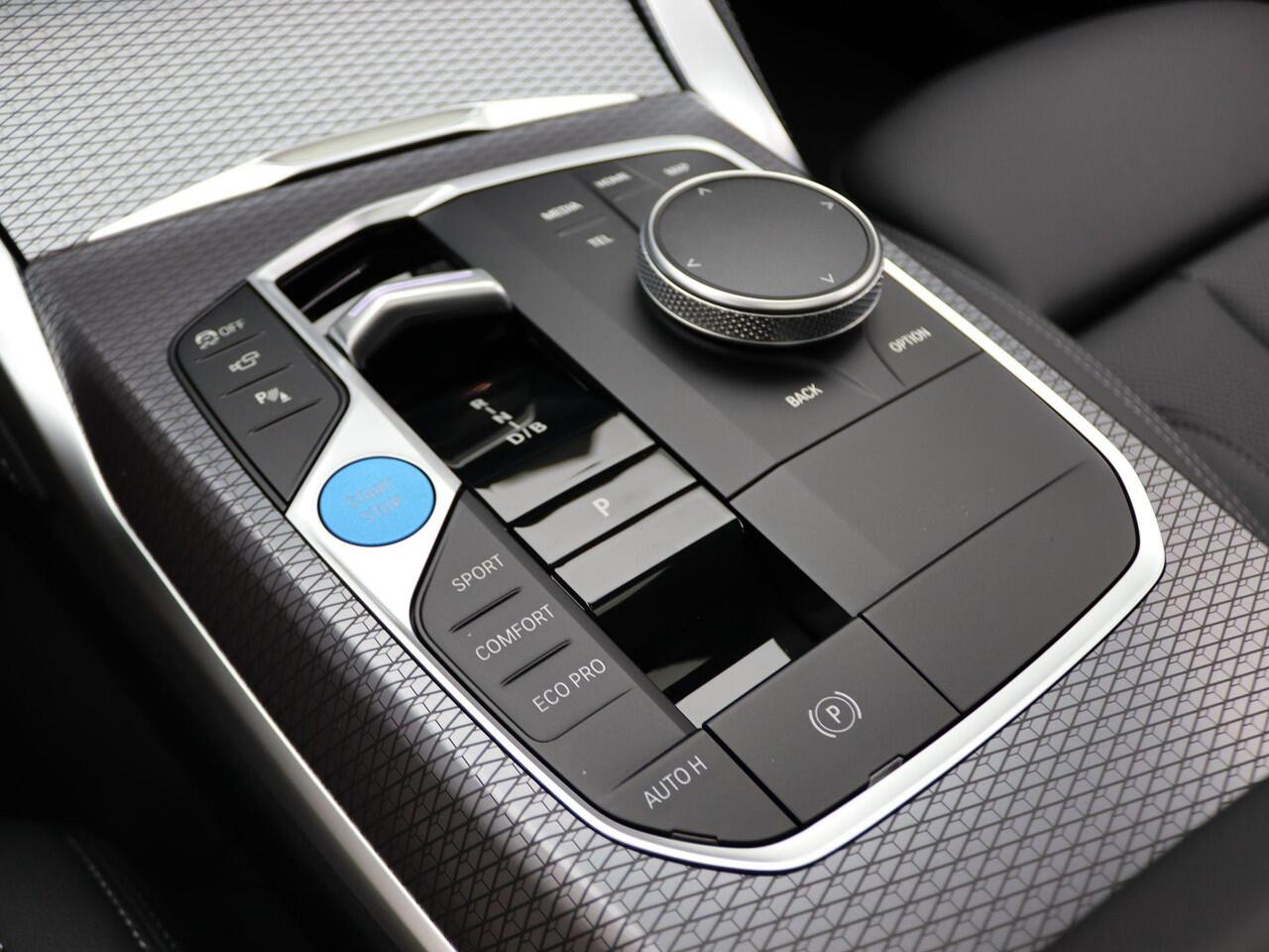 BMW i4 eDrive35 M Sportpakket Pro | Innovation Pack | Comfort Pack | Stuurwielrand Verwarmd | Comfort Access | Trekhaak | Schuifdak | Driving Assistant Professional | DAB | HiFi | 19'' | Ekris Selection