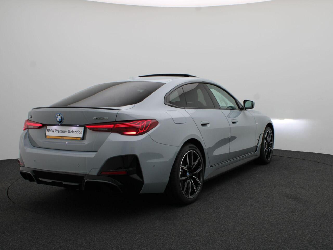 BMW i4 eDrive35 M Sportpakket Pro | Innovation Pack | Comfort Pack | Stuurwielrand Verwarmd | Comfort Access | Trekhaak | Schuifdak | Driving Assistant Professional | DAB | HiFi | 19'' | Ekris Selection