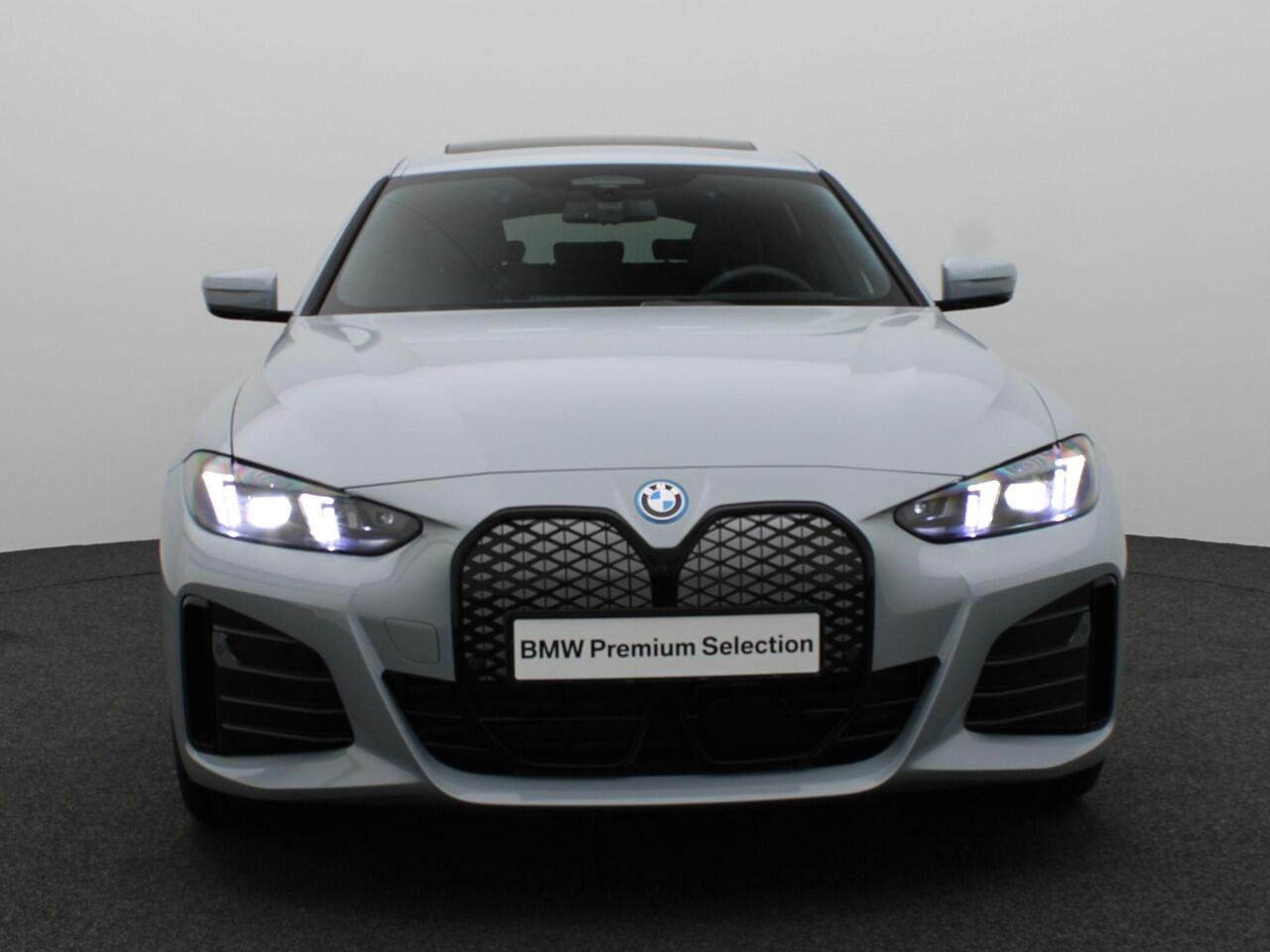 BMW i4 eDrive35 M Sportpakket Pro | Innovation Pack | Comfort Pack | Stuurwielrand Verwarmd | Comfort Access | Trekhaak | Schuifdak | Driving Assistant Professional | DAB | HiFi | 19'' | Ekris Selection