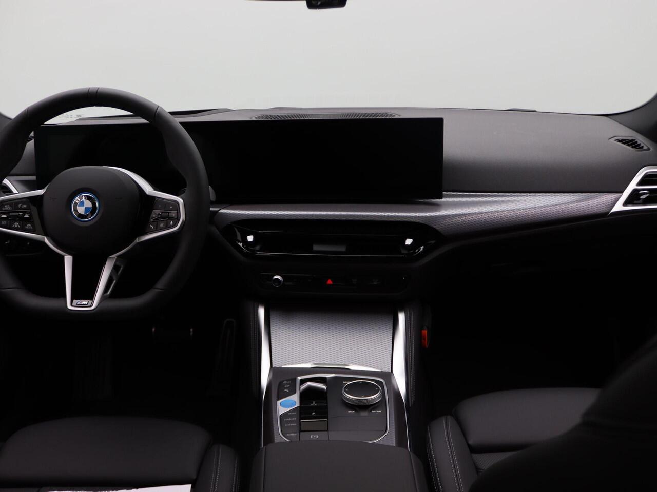 BMW i4 eDrive35 M Sportpakket Pro | Innovation Pack | Comfort Pack | Stuurwielrand Verwarmd | Comfort Access | Trekhaak | Schuifdak | Driving Assistant Professional | DAB | HiFi | 19'' | Ekris Selection