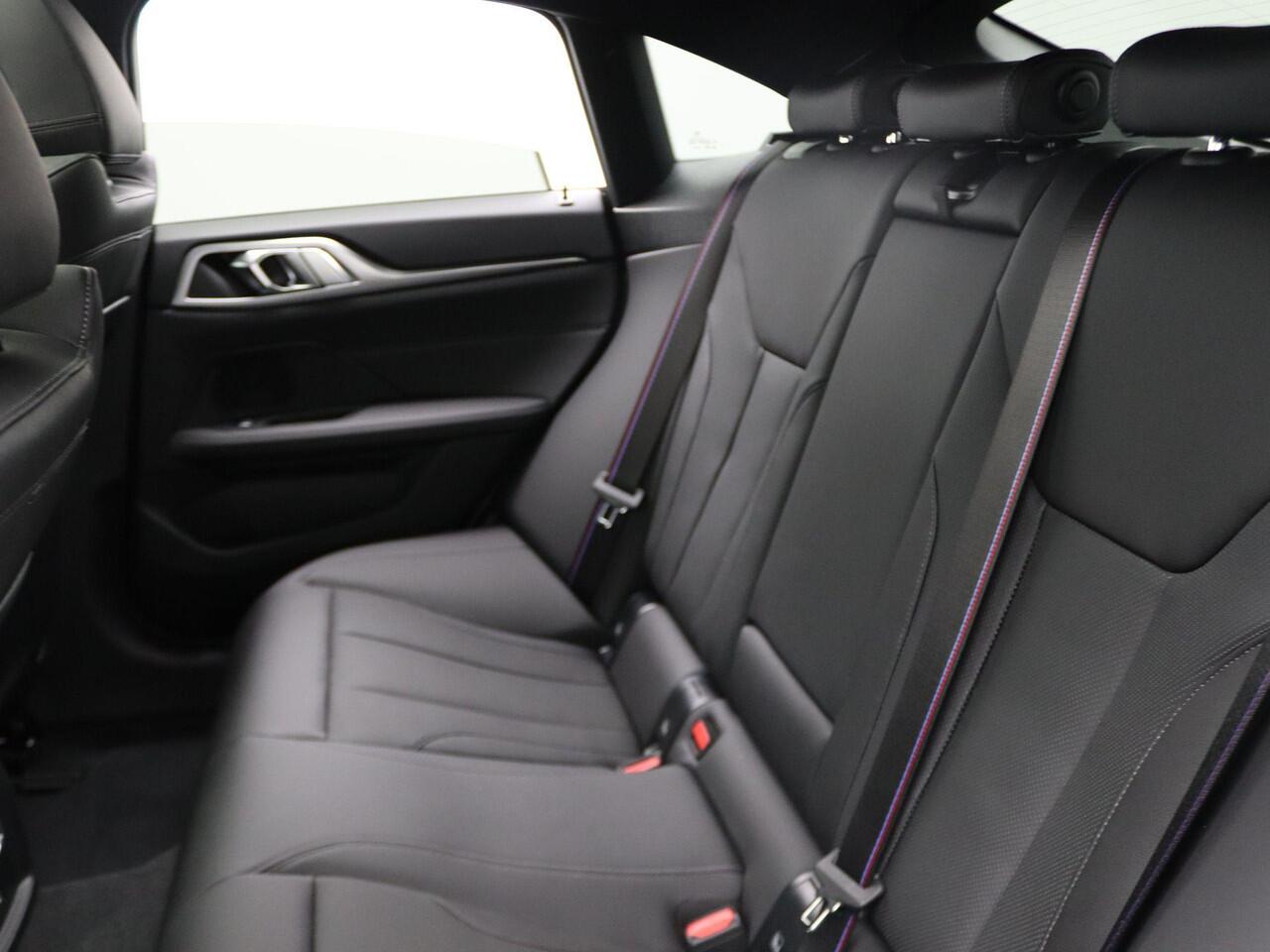 BMW i4 eDrive35 M Sportpakket Pro | Innovation Pack | Comfort Pack | Stuurwielrand Verwarmd | Comfort Access | Trekhaak | Schuifdak | Driving Assistant Professional | DAB | HiFi | 19'' | Ekris Selection