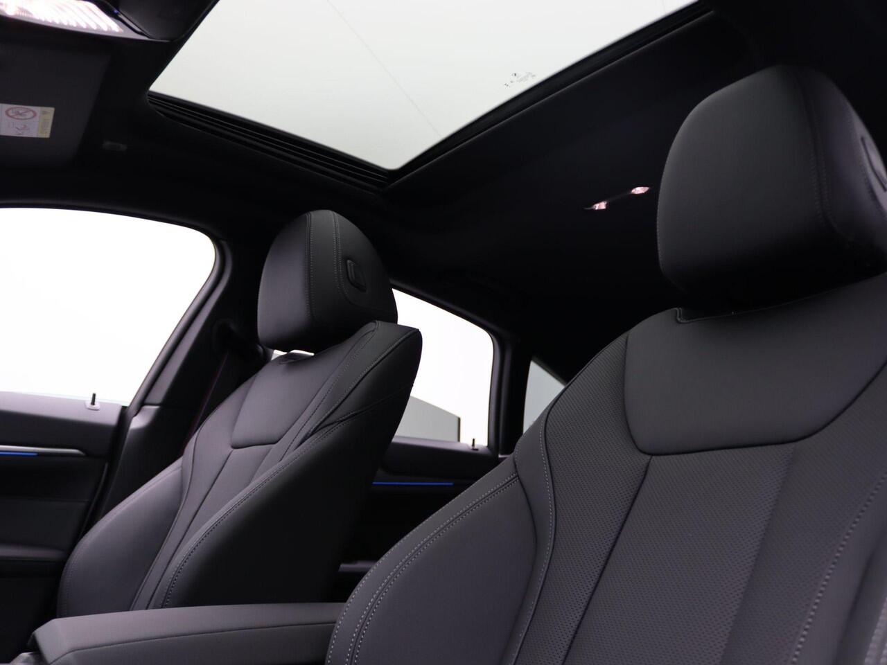 BMW i4 eDrive35 M Sportpakket Pro | Innovation Pack | Comfort Pack | Stuurwielrand Verwarmd | Comfort Access | Trekhaak | Schuifdak | Driving Assistant Professional | DAB | HiFi | 19'' | Ekris Selection