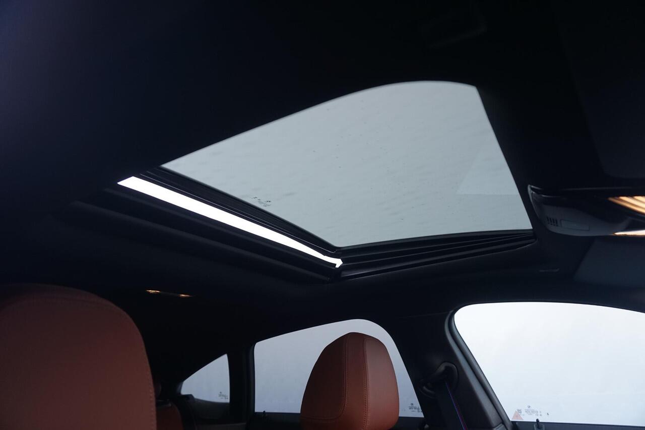 BMW i4 eDrive40 M Sportpakket Pro 19'' / Individual Interieur / Schuif-/kanteldak / Elektrisch verstelbare stoelen / Harman Kardon / Trekhaak / Ekris Selection