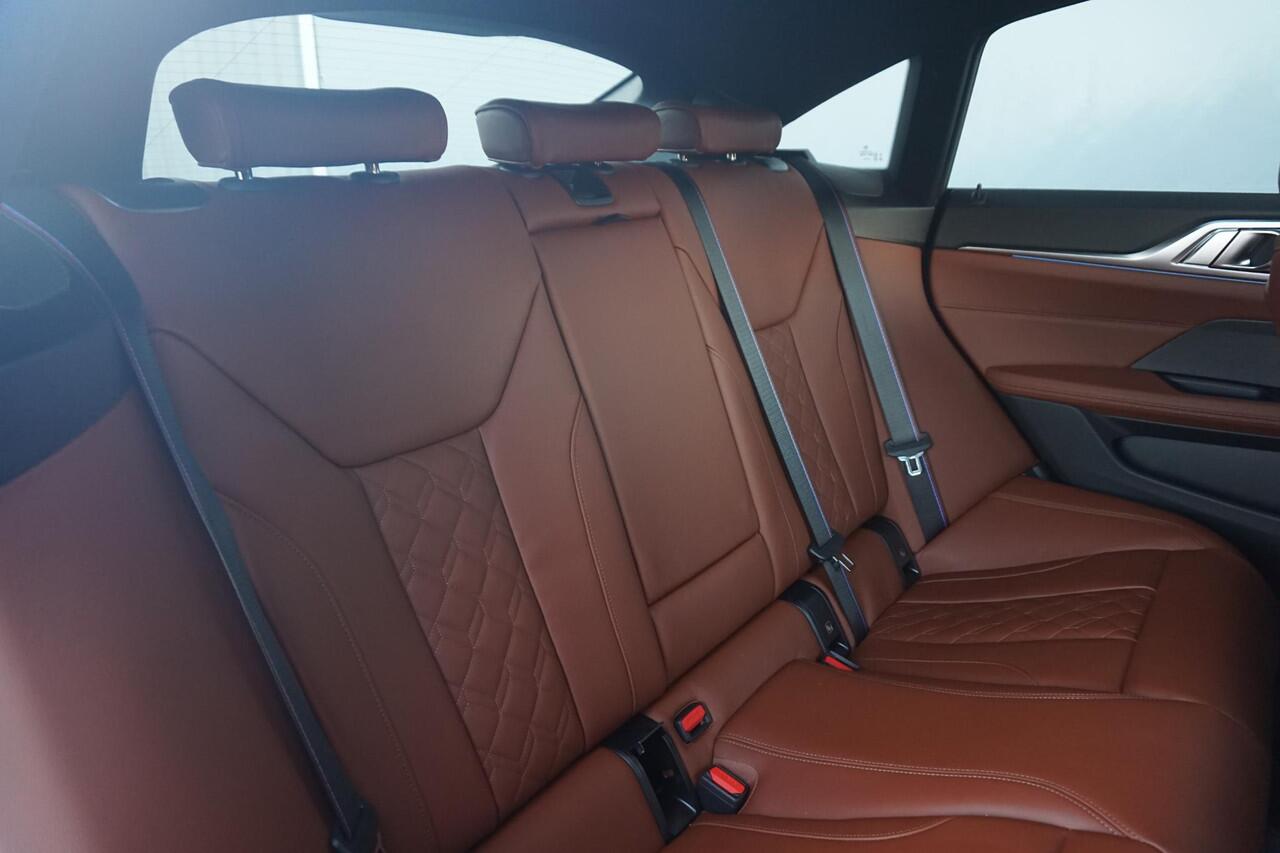 BMW i4 eDrive40 M Sportpakket Pro 19'' / Individual Interieur / Schuif-/kanteldak / Elektrisch verstelbare stoelen / Harman Kardon / Trekhaak / Ekris Selection