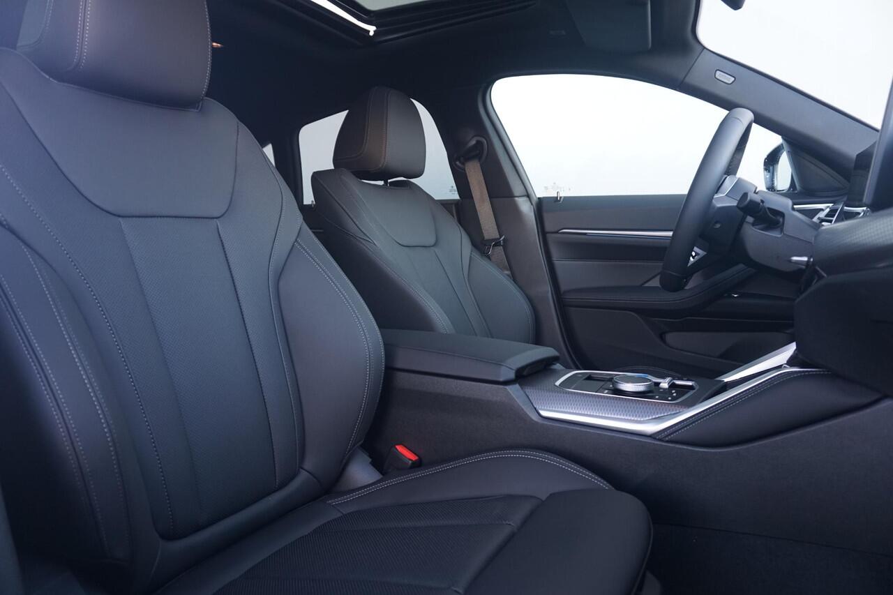 BMW i4 eDrive40 M Sportpakket 18'' / Head-Up Display / Parking Assistant Plus / Schuif-/kanteldak / Trekhaak