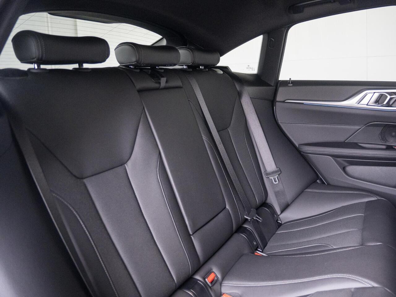 BMW i4 eDrive35 Gran Coupé | M Sportpakket | Comfort Pack | Stuurwielrand verwarmd | Comfort Access | Achteruitrijcamera | Schuif-/kanteldak | Stoelverwarming