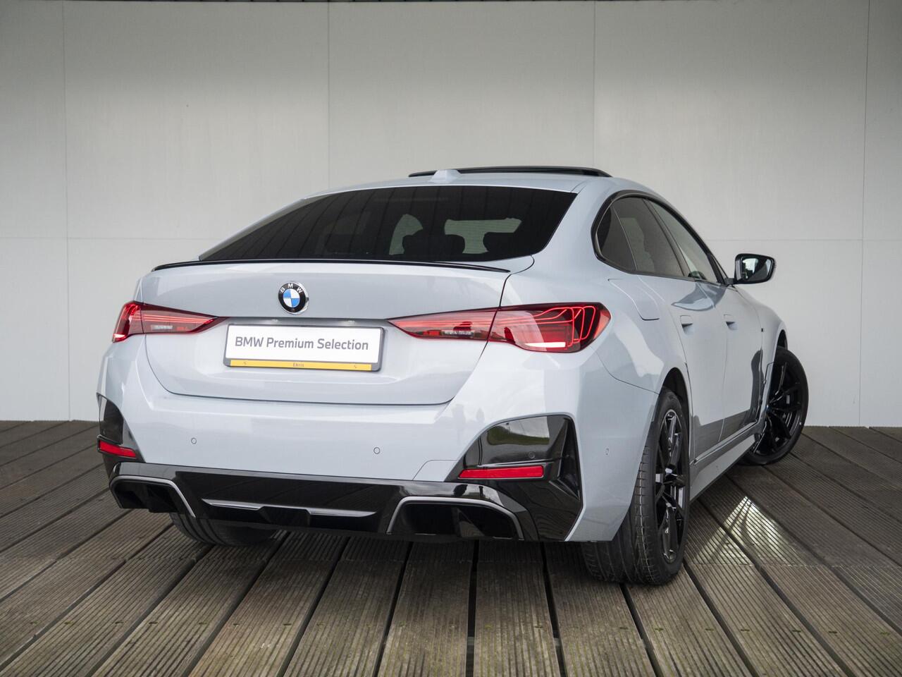 BMW i4 eDrive35 Gran Coupé | M Sportpakket | Comfort Pack | Stuurwielrand verwarmd | Comfort Access | Achteruitrijcamera | Schuif-/kanteldak | Stoelverwarming