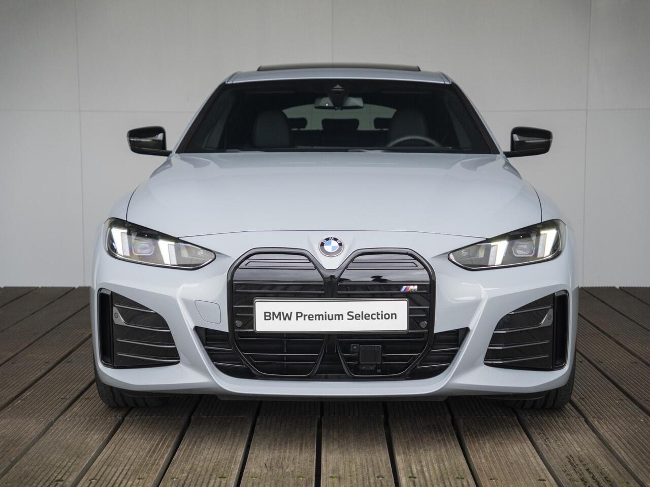 BMW i4 eDrive35 Gran Coupé | M Sportpakket | Comfort Pack | Stuurwielrand verwarmd | Comfort Access | Achteruitrijcamera | Schuif-/kanteldak | Stoelverwarming