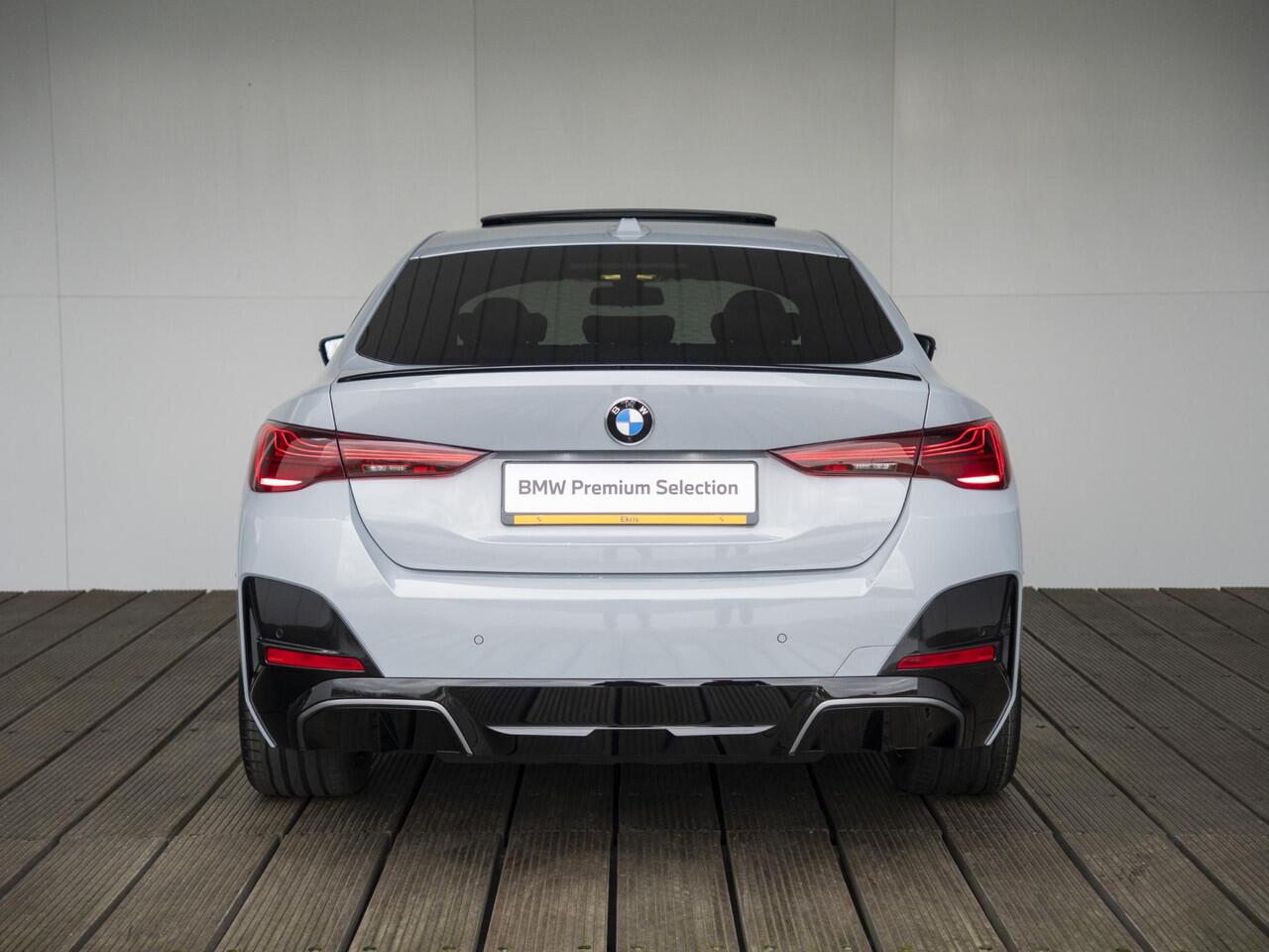 BMW i4 eDrive35 Gran Coupé | M Sportpakket | Comfort Pack | Stuurwielrand verwarmd | Comfort Access | Achteruitrijcamera | Schuif-/kanteldak | Stoelverwarming