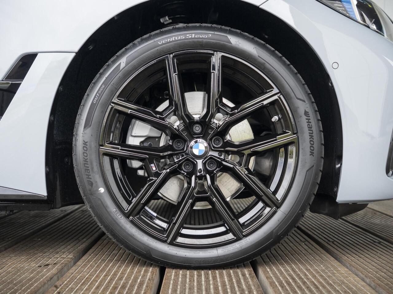 BMW i4 eDrive35 Gran Coupé | M Sportpakket | Comfort Pack | Stuurwielrand verwarmd | Comfort Access | Achteruitrijcamera | Schuif-/kanteldak | Stoelverwarming
