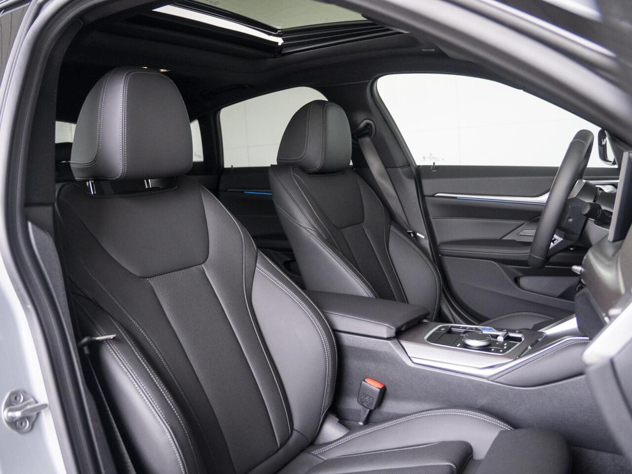 BMW i4 eDrive35 Gran Coupé | M Sportpakket | Comfort Pack | Stuurwielrand verwarmd | Comfort Access | Achteruitrijcamera | Schuif-/kanteldak | Stoelverwarming
