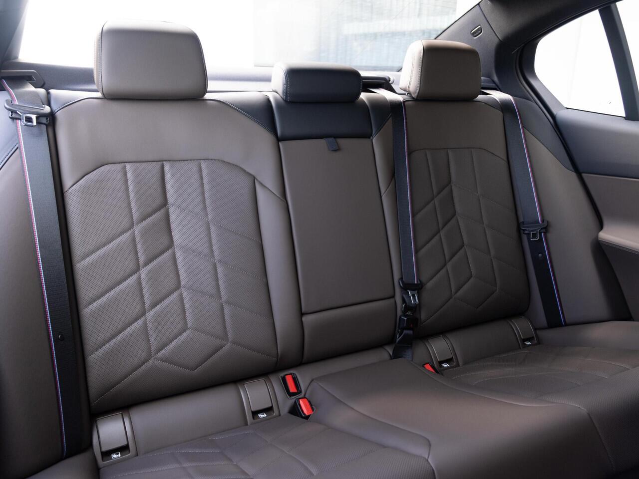 BMW i5 Sedan eDrive40 | M Sportpakket Pro | Travel Pack | Comfort Access | Panoramadak | Harman-Kardon | Stoelverwarming & -ventilatie | Trekhaak | 21''