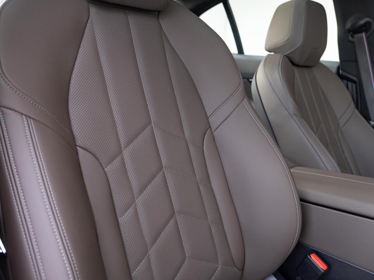 BMW i5 Sedan eDrive40 | M Sportpakket Pro | Travel Pack | Comfort Access | Panoramadak | Harman-Kardon | Stoelverwarming & -ventilatie | Trekhaak | 21''