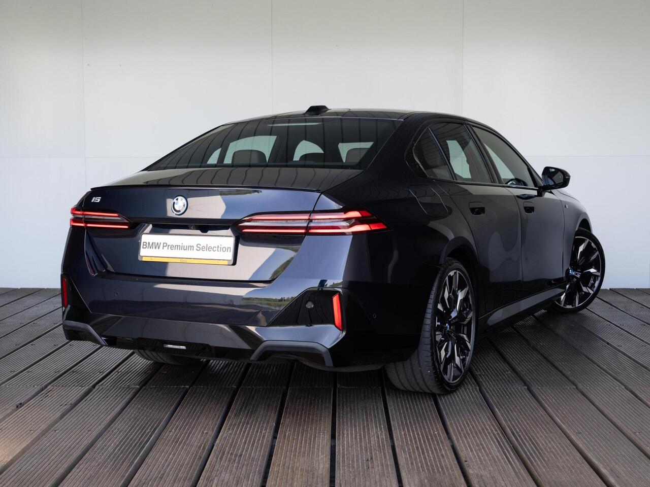 BMW i5 Sedan eDrive40 | M Sportpakket Pro | Travel Pack | Comfort Access | Panoramadak | Harman-Kardon | Stoelverwarming & -ventilatie | Trekhaak | 21''