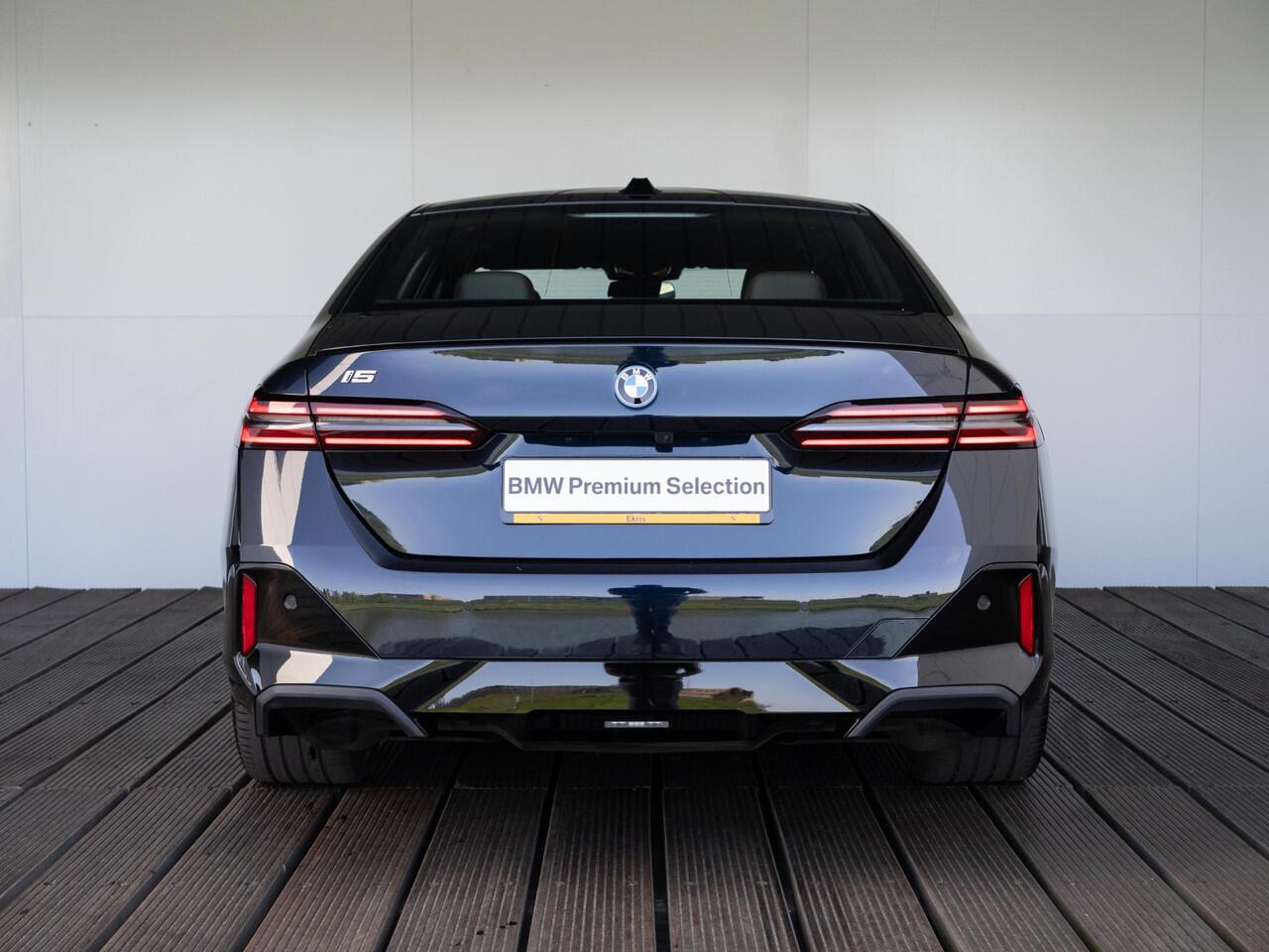 BMW i5 Sedan eDrive40 | M Sportpakket Pro | Travel Pack | Comfort Access | Panoramadak | Harman-Kardon | Stoelverwarming & -ventilatie | Trekhaak | 21''