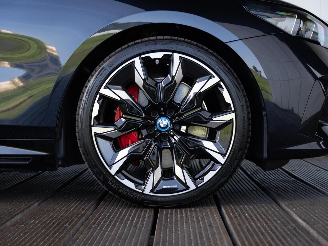 BMW i5 Sedan eDrive40 | M Sportpakket Pro | Travel Pack | Comfort Access | Panoramadak | Harman-Kardon | Stoelverwarming & -ventilatie | Trekhaak | 21''