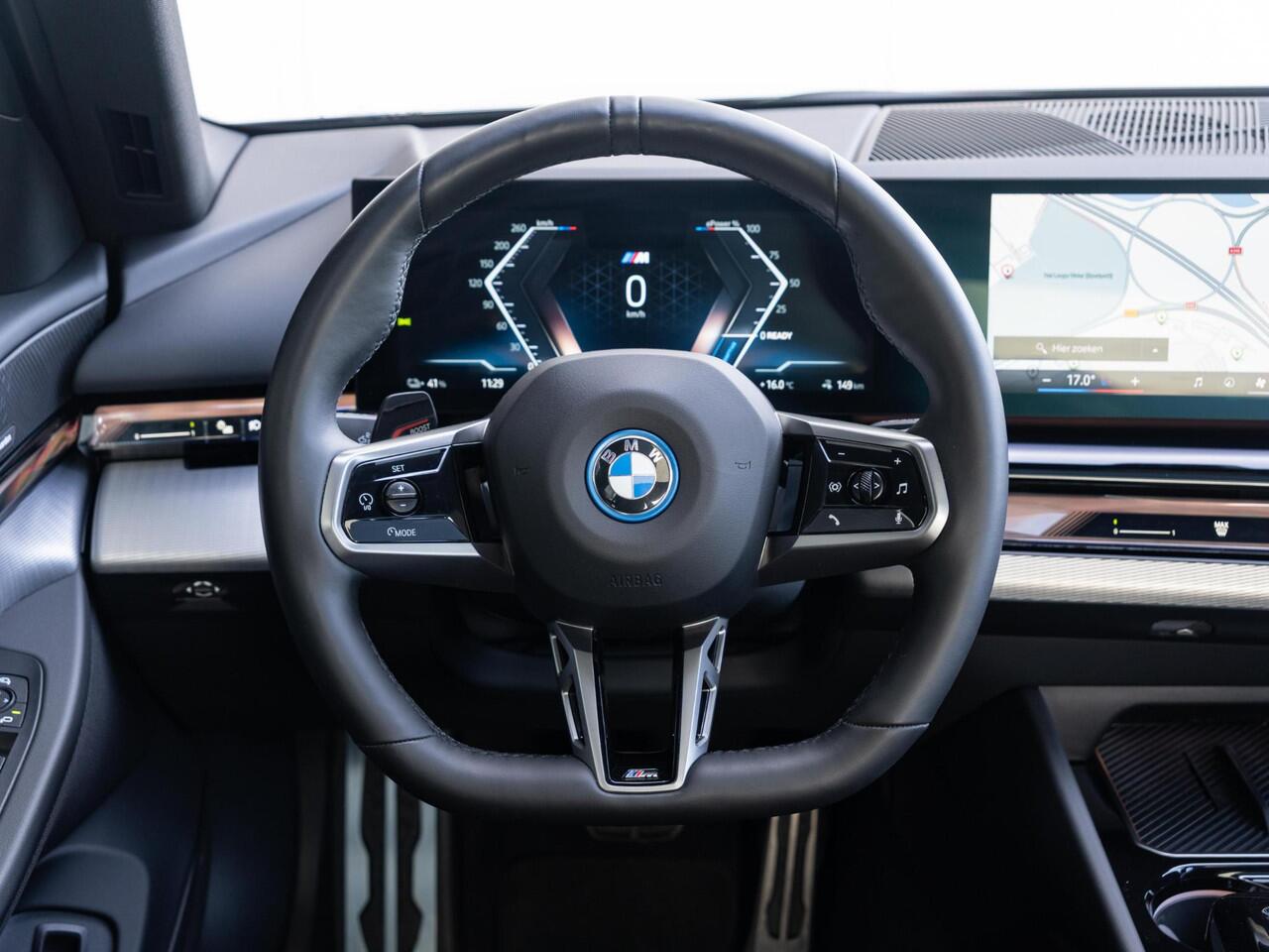 BMW i5 Sedan eDrive40 | M Sportpakket Pro | Travel Pack | Comfort Access | Panoramadak | Harman-Kardon | Stoelverwarming & -ventilatie | Trekhaak | 21''