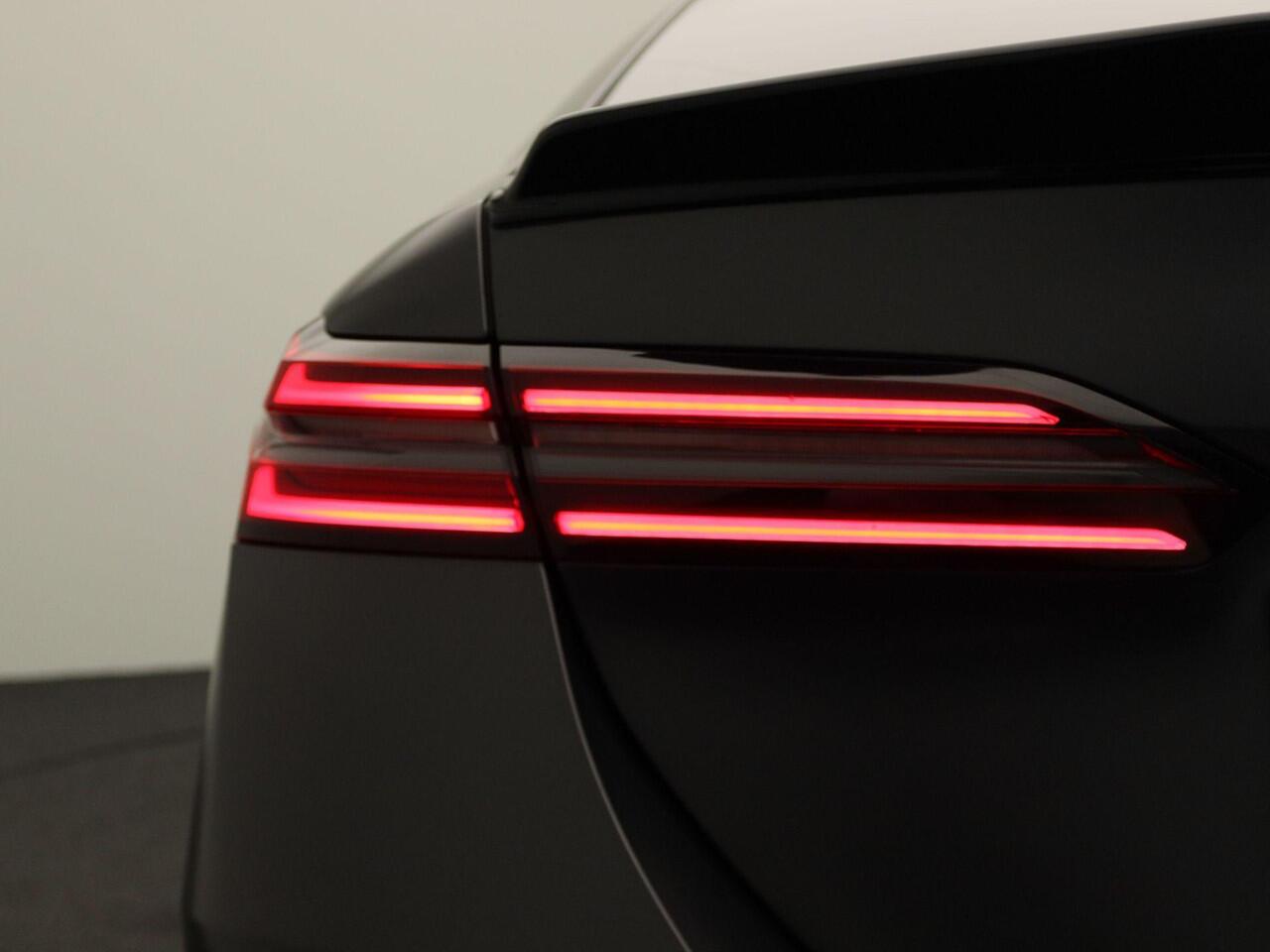 BMW i5 M60 xDrive M Sportpakket Pro | Innovation Pack | Travel Pack | Comfort Pack | Adaptief M Onderstel Professional | Panoramadak | Driving Assistant Professional | Bowers & Wilkins | M Performance Accessoires | 20''