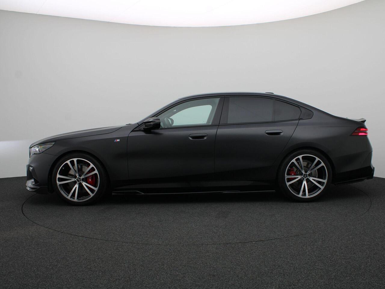 BMW i5 M60 xDrive M Sportpakket Pro | Innovation Pack | Travel Pack | Comfort Pack | Adaptief M Onderstel Professional | Panoramadak | Driving Assistant Professional | Bowers & Wilkins | M Performance Accessoires | 20''