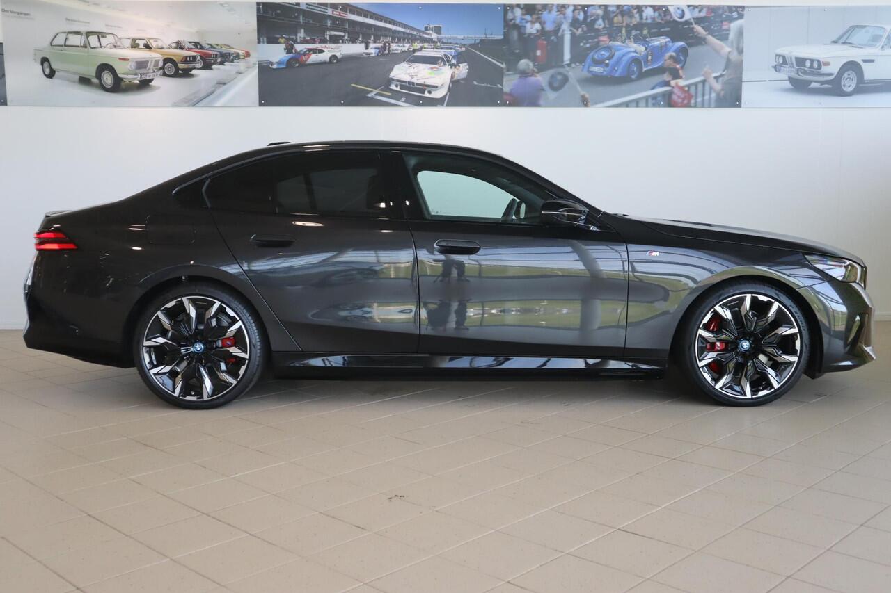 BMW i5 Sedan M60 xDrive M Sportpakket Pro | Innovation Pack | Travel Pack | Comfort Pack | Driving Assistant Professional