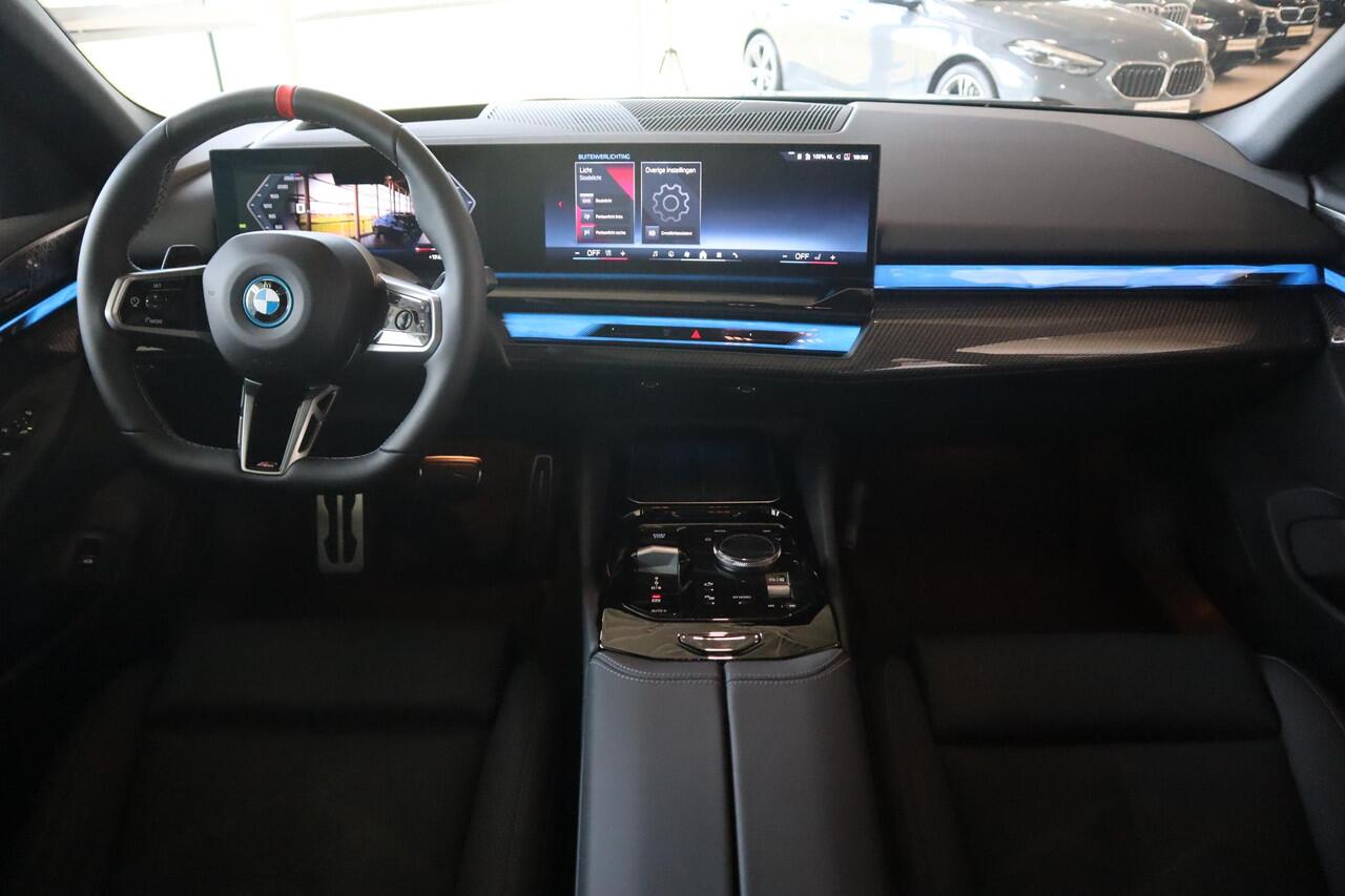 BMW i5 Sedan M60 xDrive M Sportpakket Pro | Innovation Pack | Travel Pack | Comfort Pack | Driving Assistant Professional